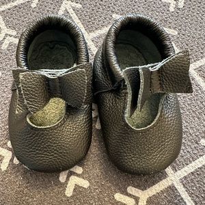 Birdrock baby black soft leather bow moccasins sz4